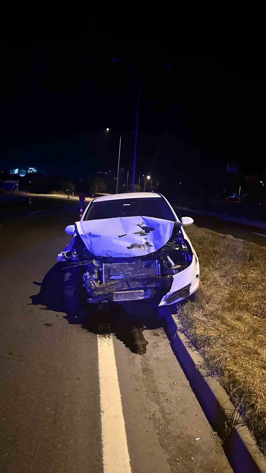 Bolu&rsquo;da otomobil ile hafif ticari ara&ccedil; &ccedil;arpıştı: 2 yaralı