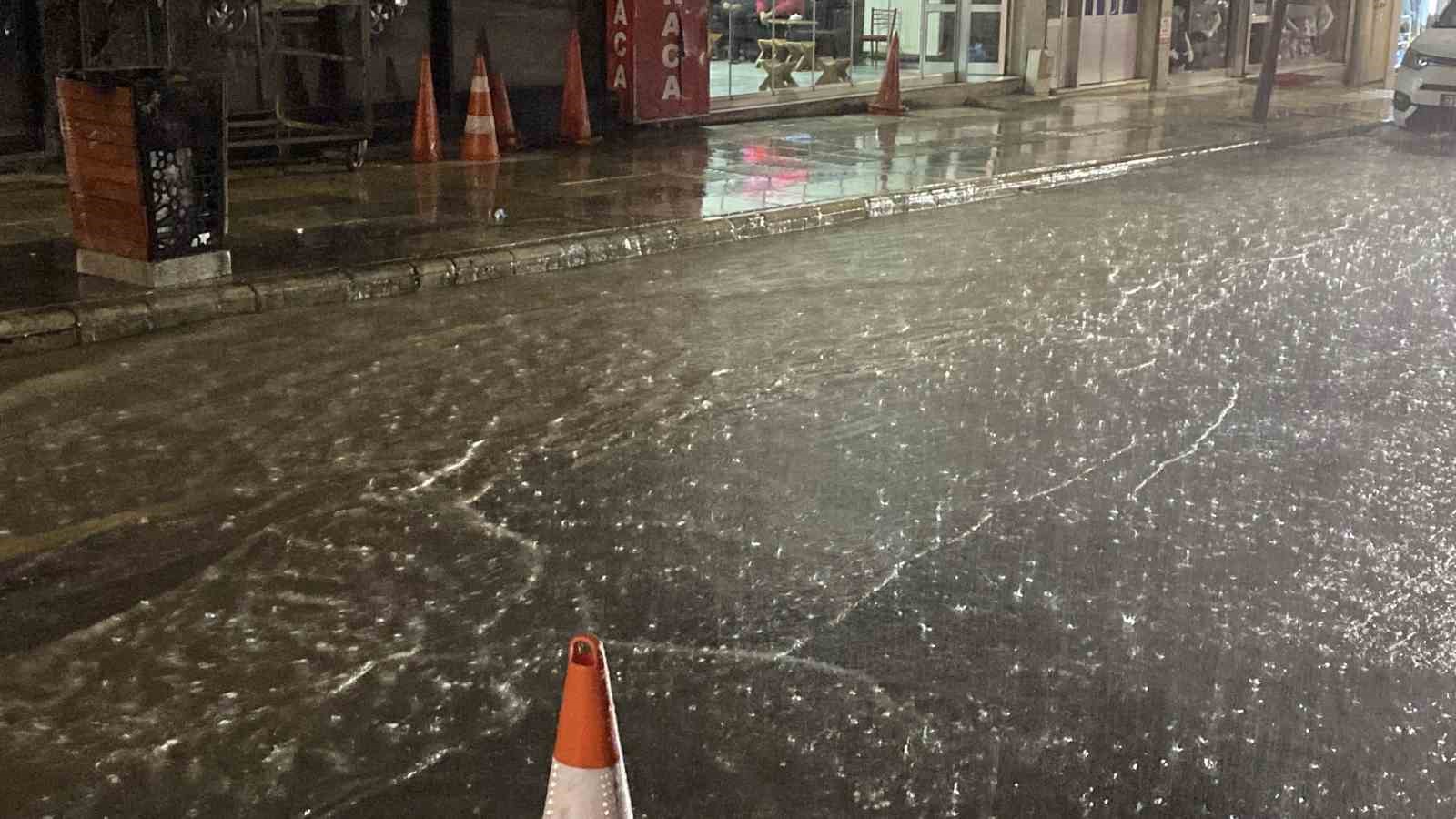 Elazığ&rsquo;da sağanak etkisini s&uuml;rd&uuml;r&uuml;yor