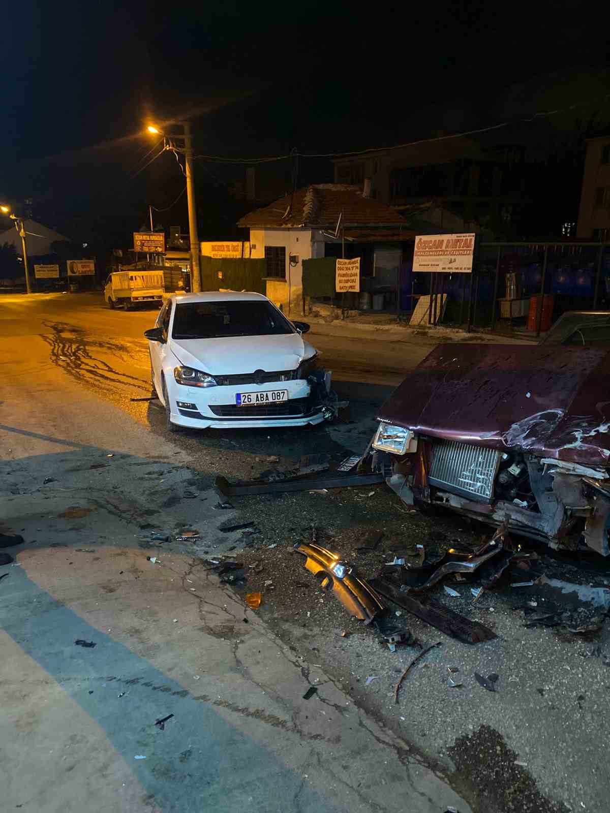 Eskişehir&rsquo;de 2 otomobil kafa kafaya &ccedil;arpıştı