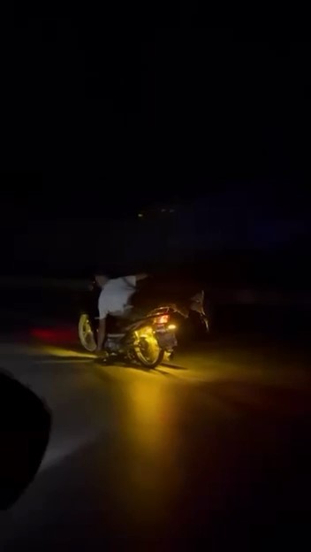 Motosikleti yatarak kullandı, tehlikeli anlar kamerada