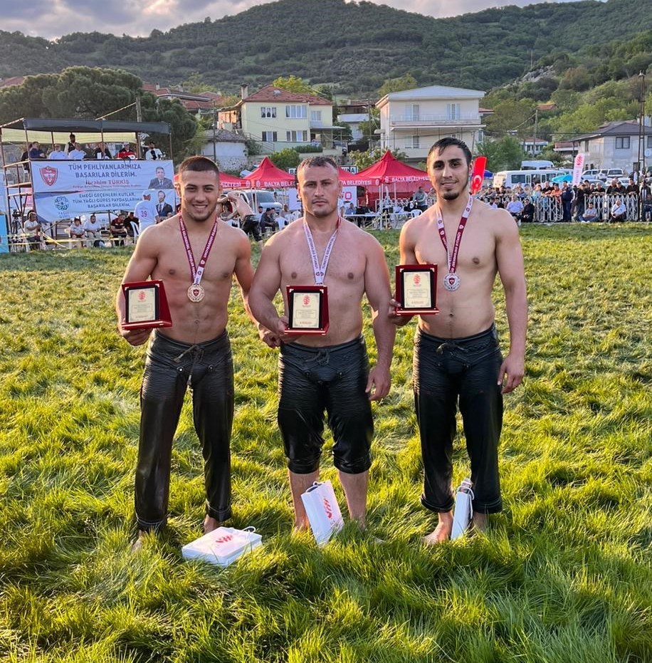B&uuml;y&uuml;kşehir sporcularından 3 branşta madalya yağmuru