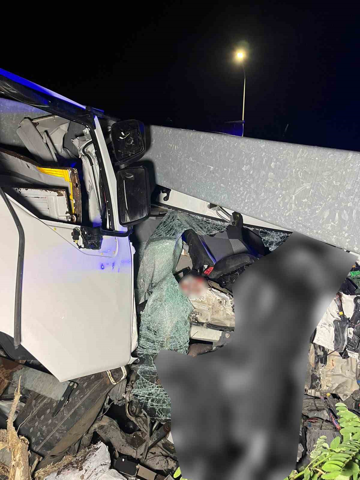 &Ccedil;anakkale&rsquo;de kamyon bariyerlere ok gibi saplandı: 2 &ouml;l&uuml;