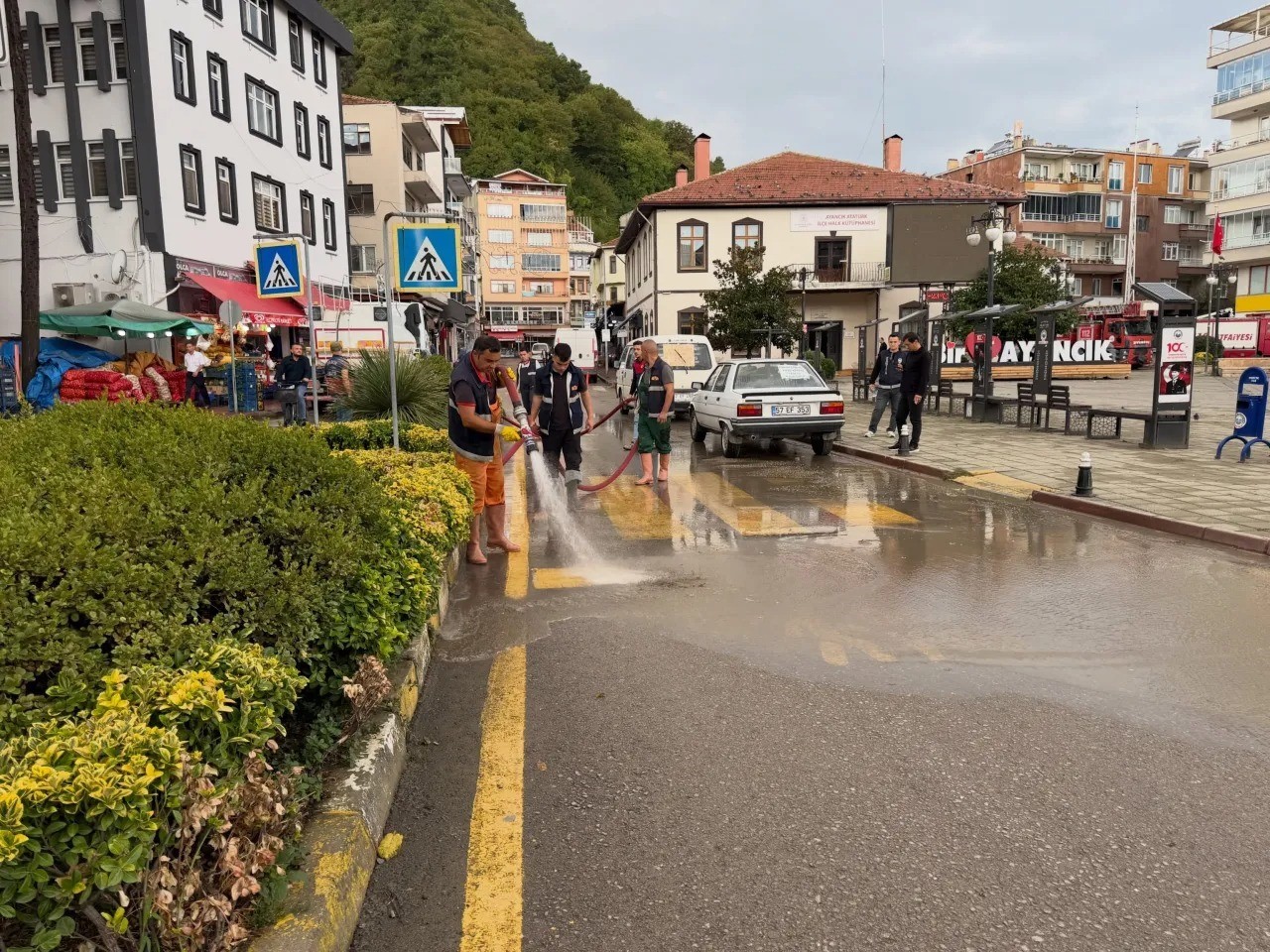 Ayancık&rsquo;ta yoğun yağış sonrası temizlik &ccedil;alışması