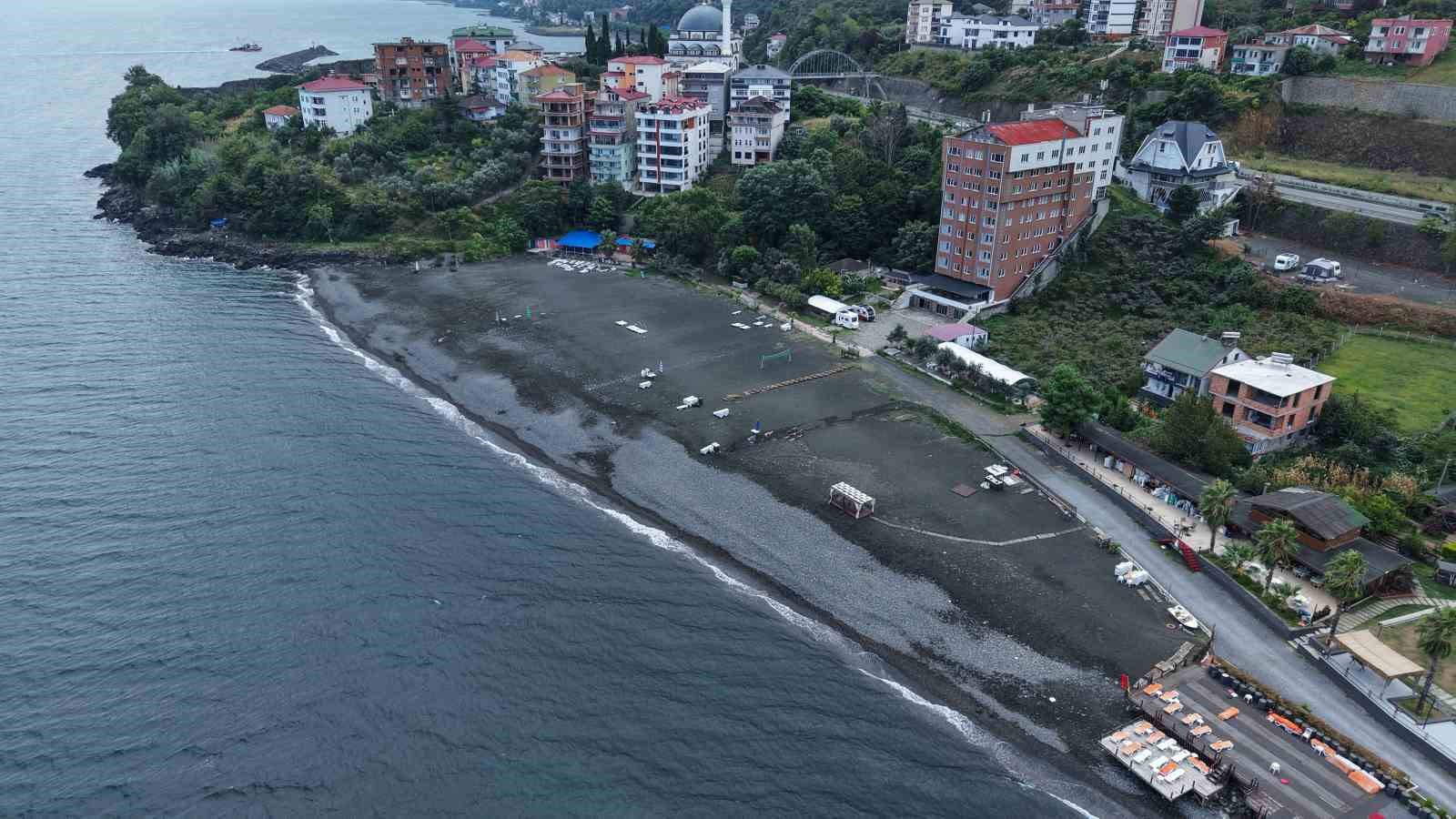 Doğu Karadeniz&rsquo;de plaj işletmecileri son 10 yılın en k&ouml;t&uuml; sezonunu yaşadıklarını a&ccedil;ıkladı