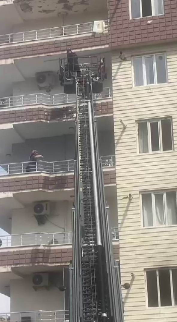 Diyarbakır&rsquo;da korkutan yangın: Mahsur kalan &ccedil;ocuklar itfaiye merdiveni ile kurtarıldı