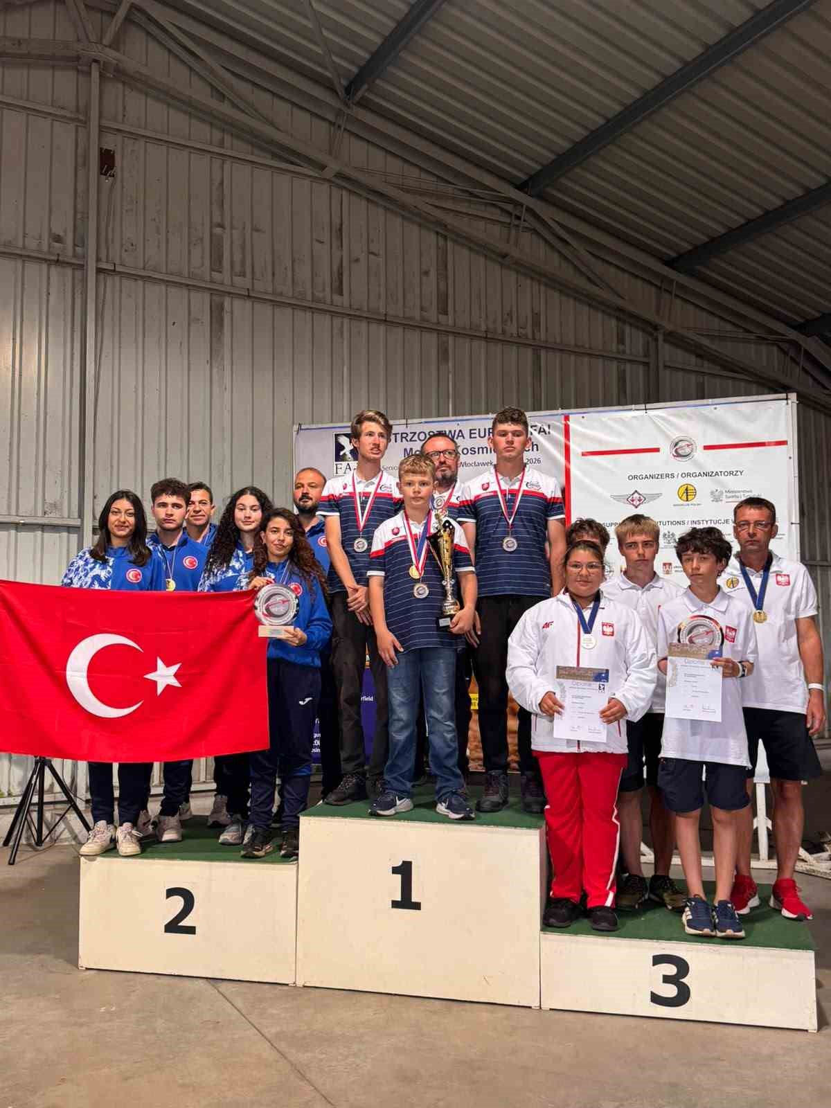 Alaşehirli şampiyonlar Avrupa’dan kupalarla döndü