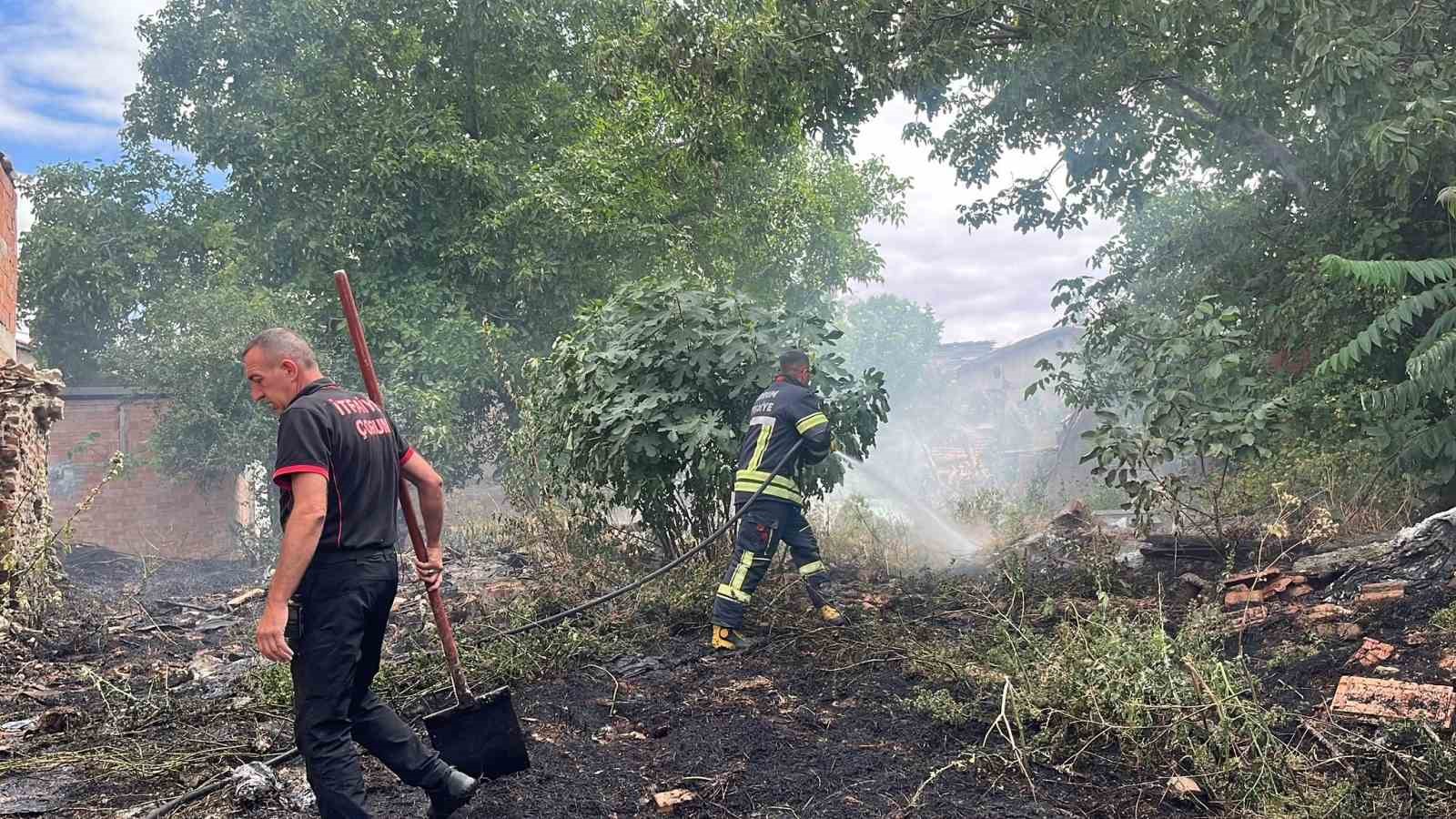 &Ccedil;orum&rsquo;da otluk alanda &ccedil;ıkan yangının evlere itfaiye &ouml;nledi