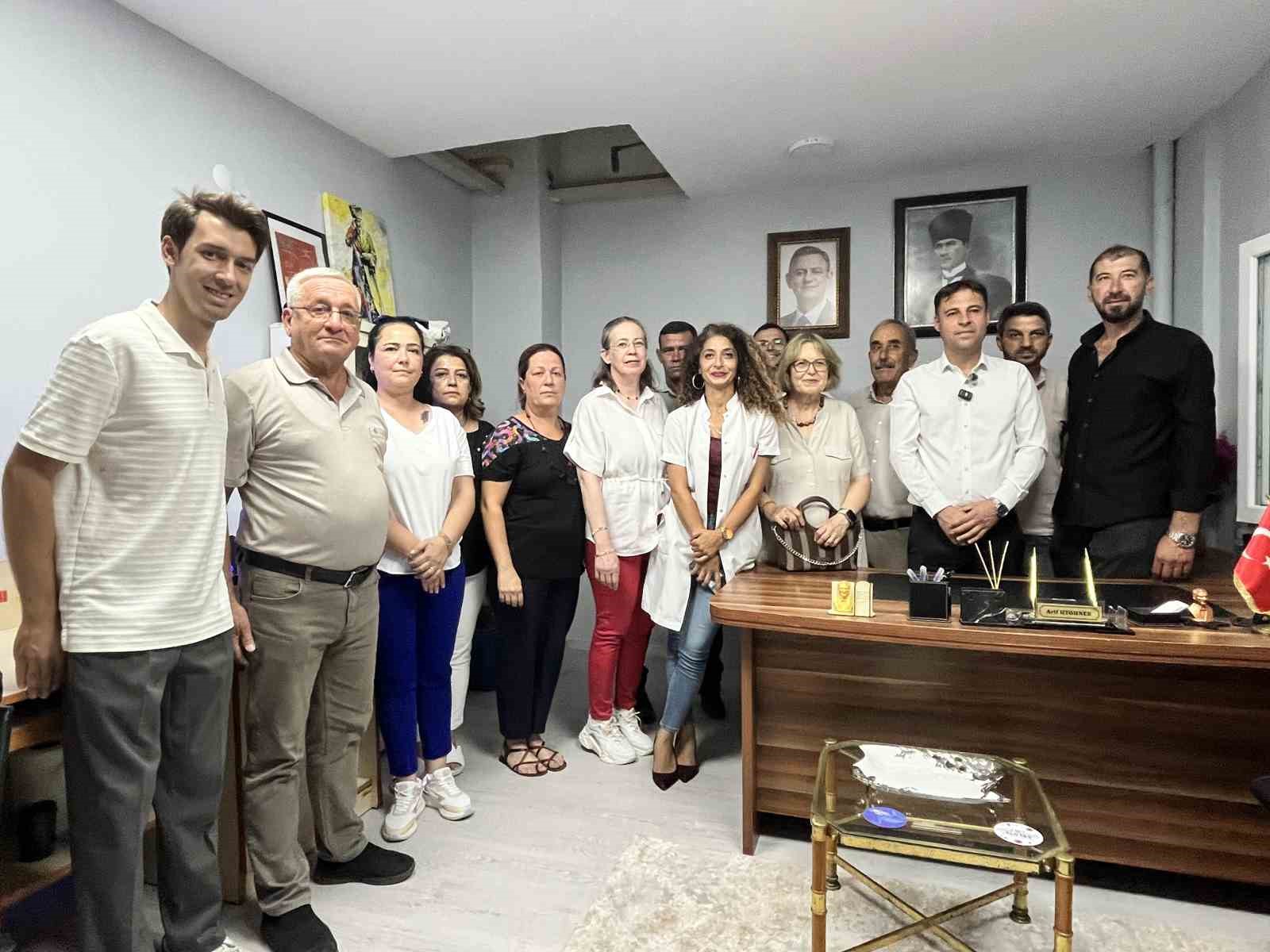 Bayındır&rsquo;da CHP&rsquo;den toplu istifa: Belediye Başkanı Sakarsu ve partililer Yeni Parti&rsquo;ye katıldı