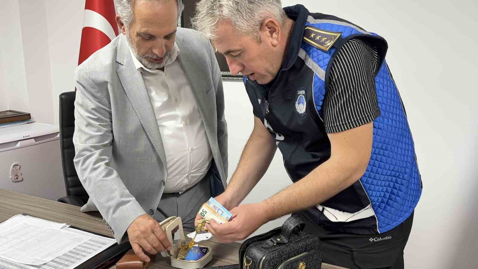 Kayseri&rsquo;de mesire alanında unutulan 700 bin TL değerindeki ziynet eşyasını belediye ekipleri buldu
