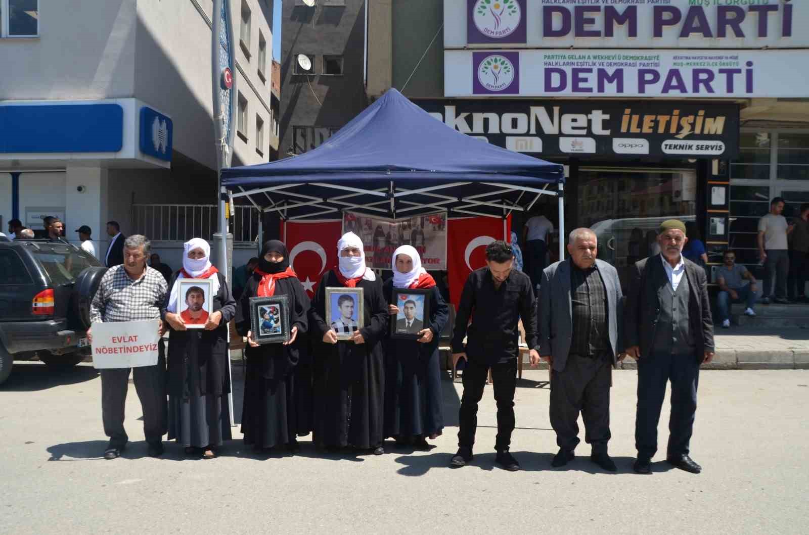 Muşlu ailelerden &ccedil;ocuklarına &lsquo;teslim ol&rsquo; &ccedil;ağrısı