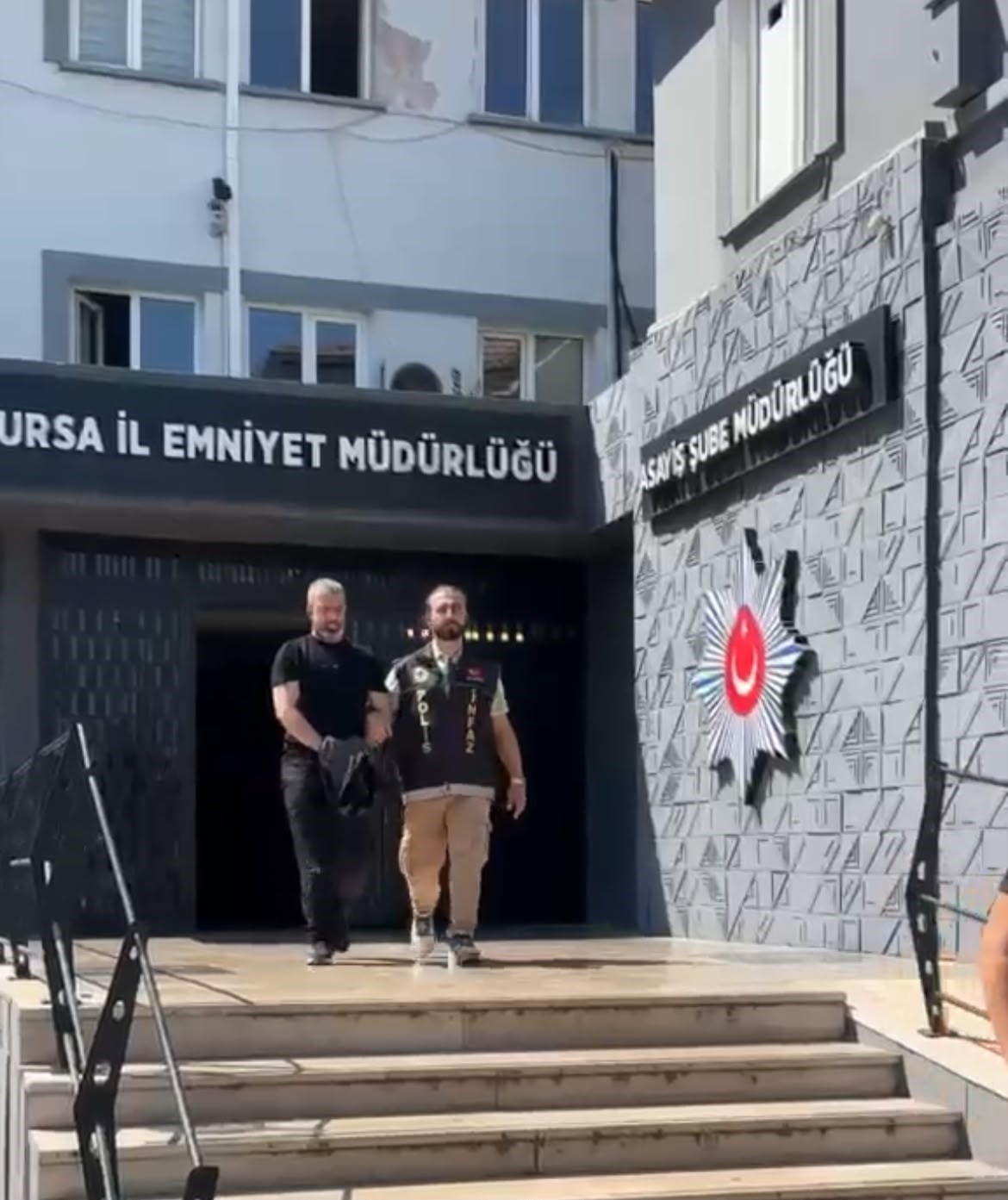&Ccedil;atıdan &ccedil;atıya ka&ccedil;maya &ccedil;alışırken yakalandı