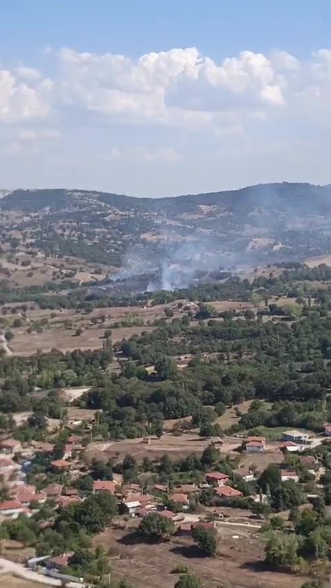 Helikopterler peşpeşe havalandı, yangın kontrol altına alındı