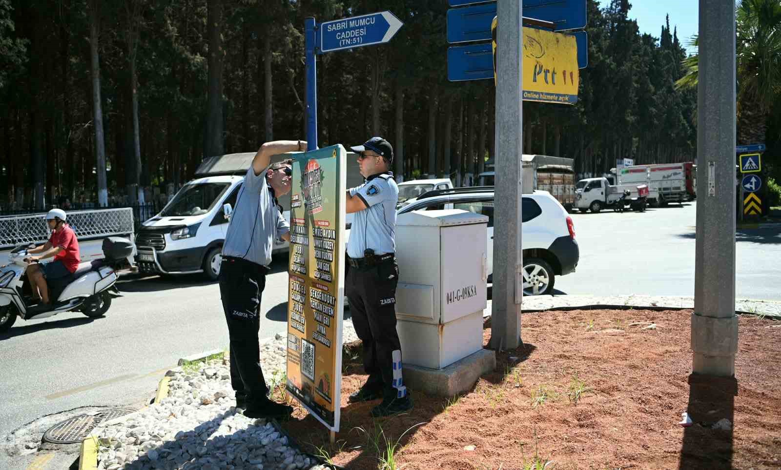 Kuşadası&rsquo;nda kaldırımlar boşaltıldı, kurallara uymayanlara ceza
