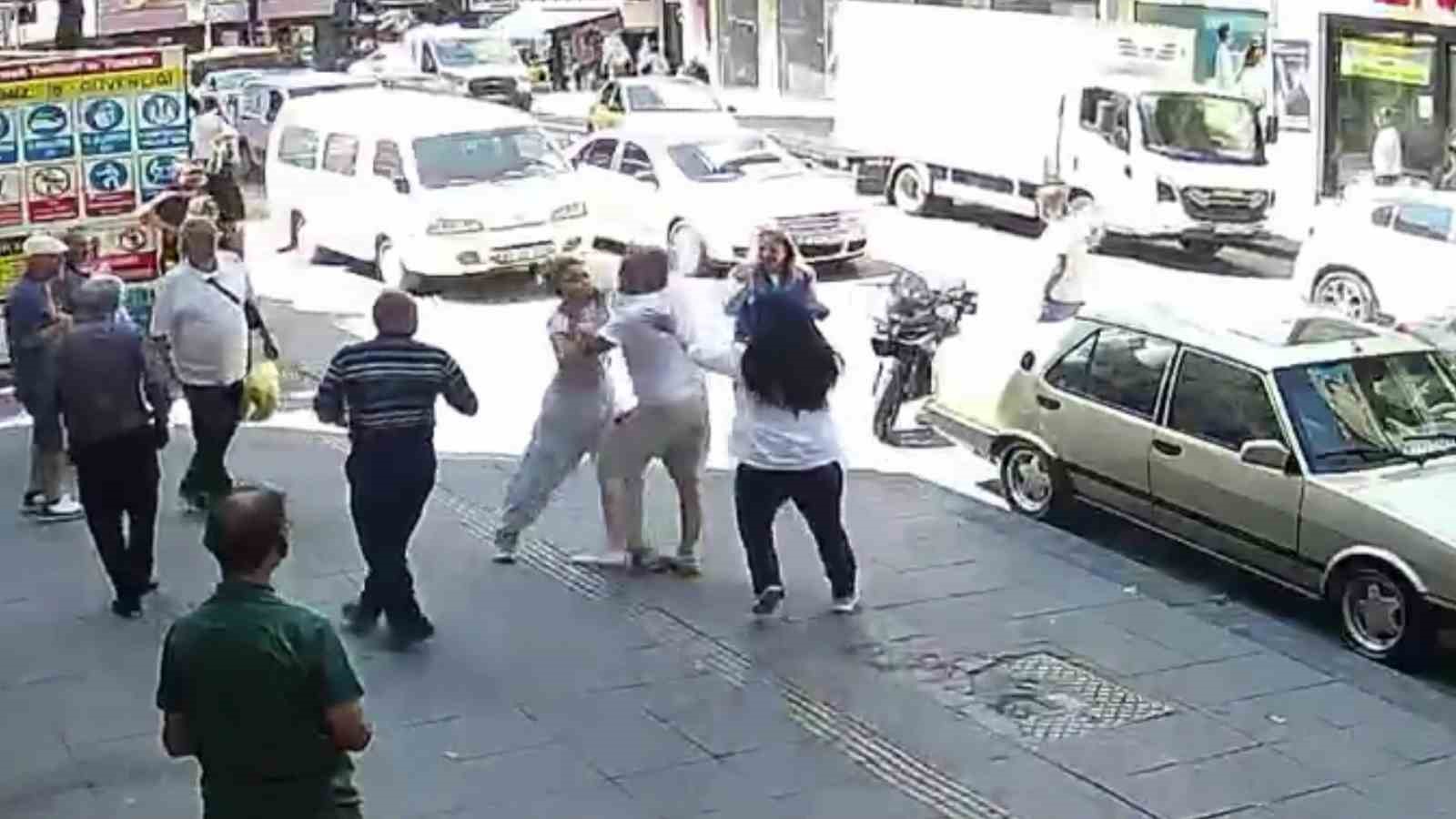 Kaza sonrası &ccedil;ıkan kavgada ortalık savaş alanına d&ouml;nd&uuml;: Kadın s&uuml;r&uuml;c&uuml;y&uuml; b&ouml;yle darp etti