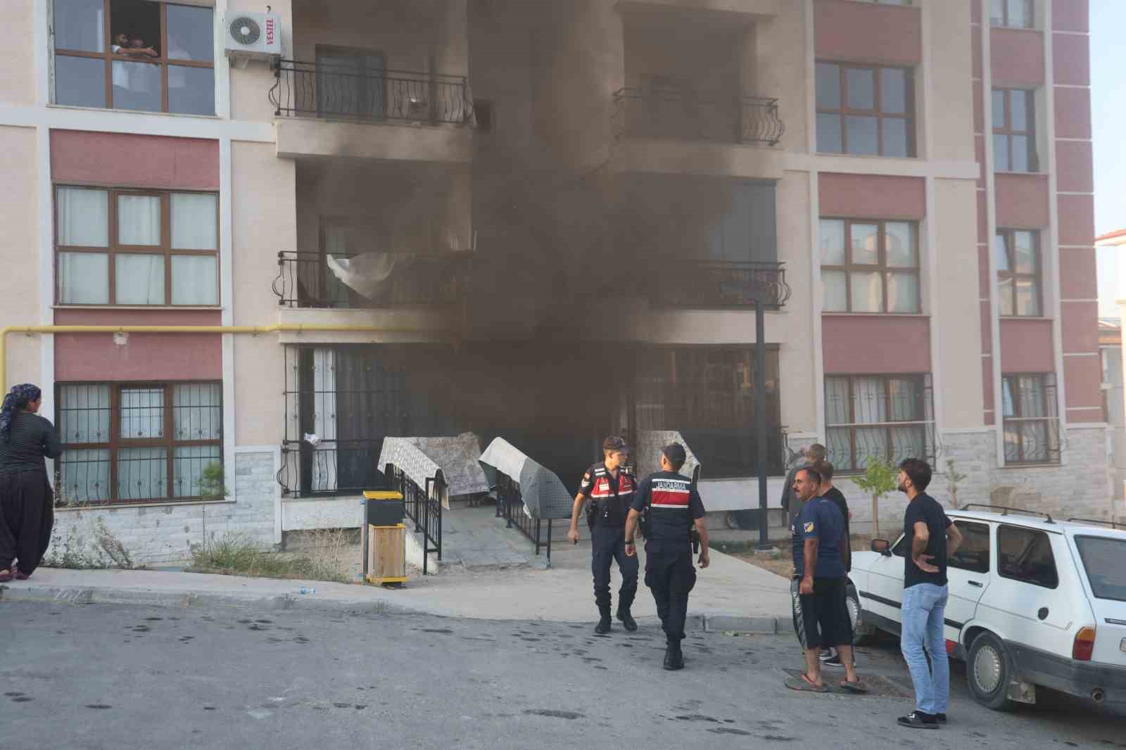 Elazığ&rsquo;da binanın bodrum katında yangın: 12 kişi dumandan etkilendi, 16 kişi kurtarıldı