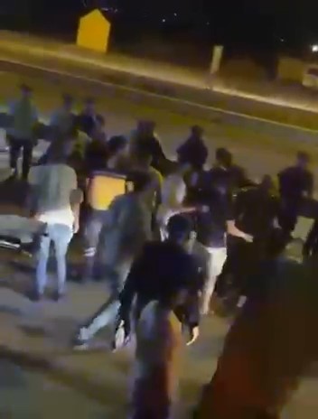 Yolun karşısına ge&ccedil;erken otomobil &ccedil;arptı: 1&rsquo;i ağır 2 yaralı