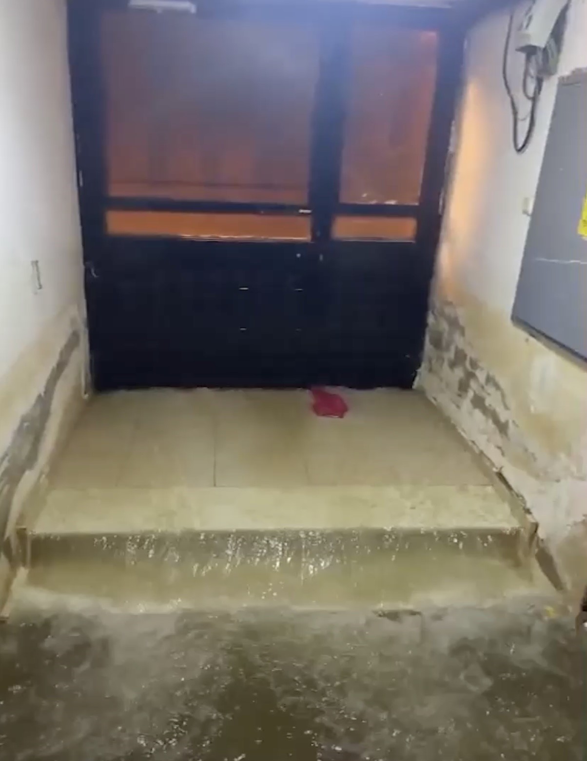 Kuvvetli sağanak il&ccedil;ede su baskınlarına sebep oldu