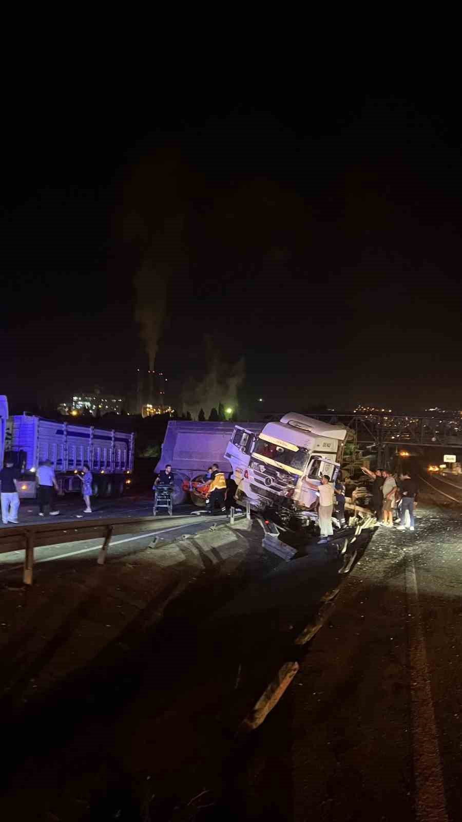 Tır ref&uuml;j&uuml; aşıp karşı şeride ge&ccedil;ti: 2 yaralı