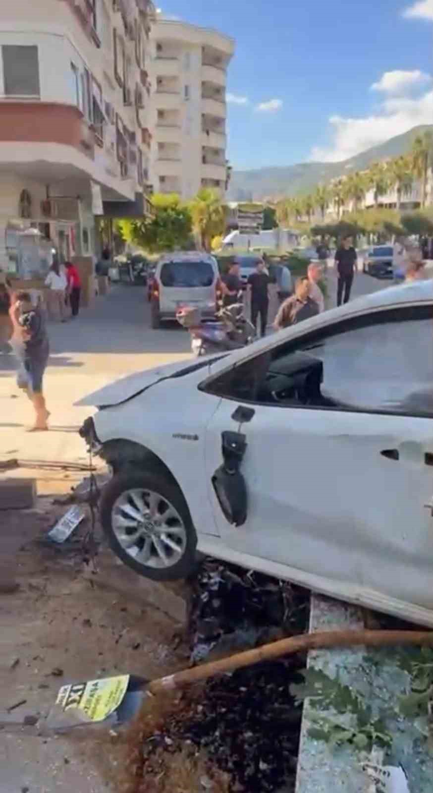 3 kişinin yaralandığı kazada par&ccedil;alanan otomobilin direksiyonundan y&uuml;r&uuml;yerek indi
