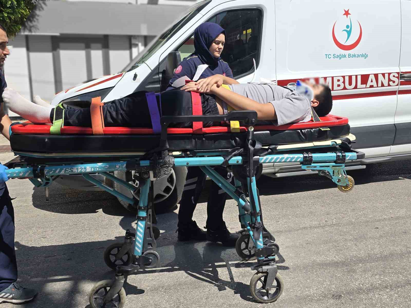 Kamyonetle motosiklet &ccedil;arpıştı : 2 yaralı