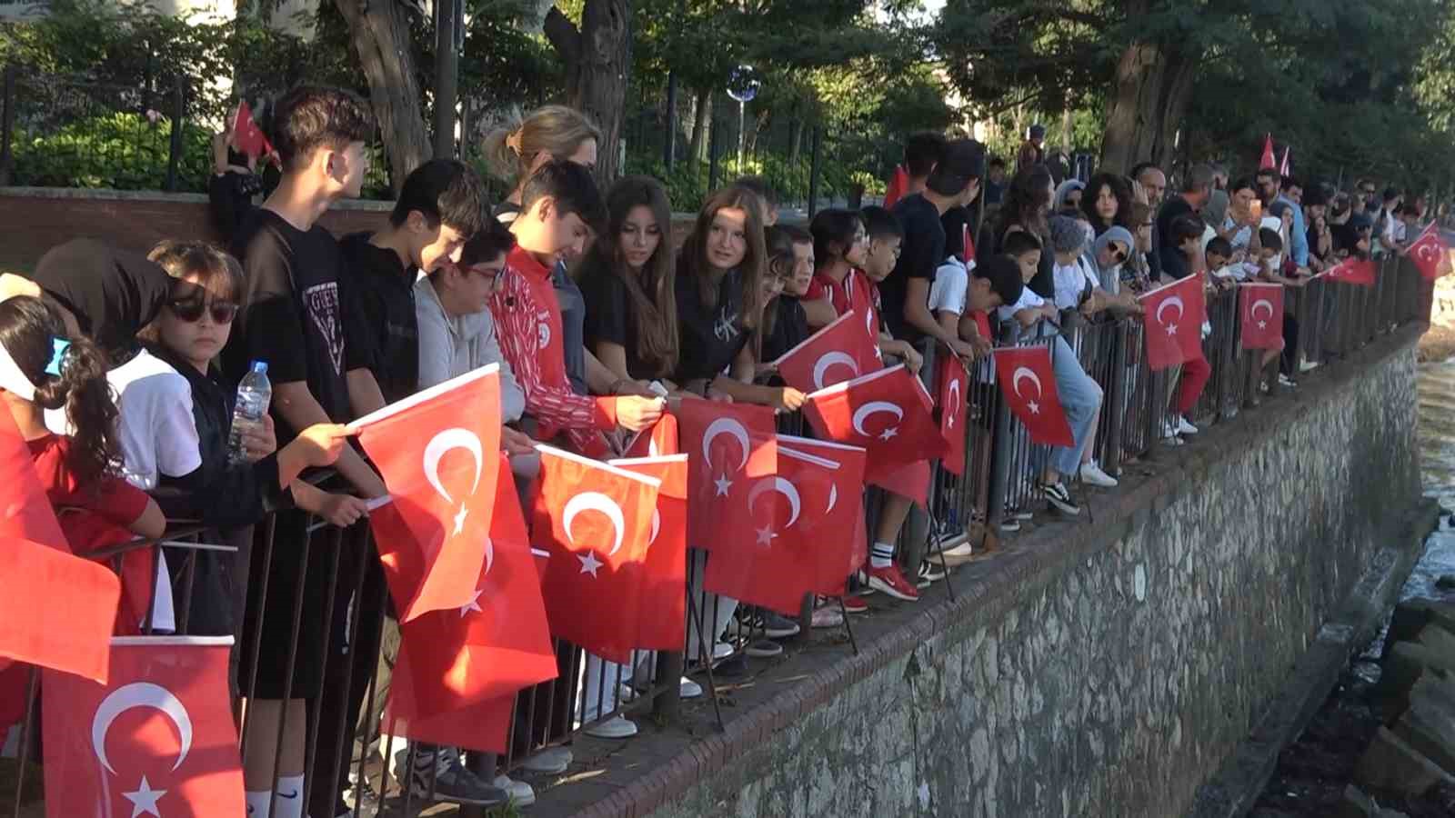 TCG Anadolu ve TCG Heybeliada Yalova&rsquo;da vatandaşları selamladı