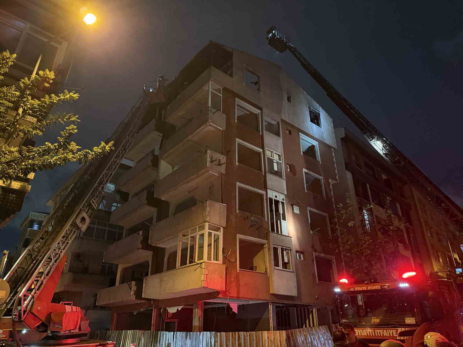 G&uuml;ng&ouml;ren&rsquo;de metruk binanın &ccedil;atı katı alev alev yandı: O anlar kamerada