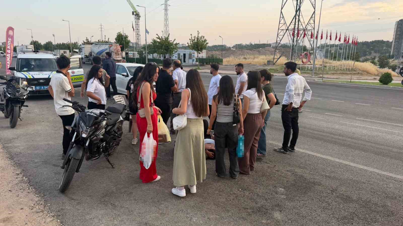 Ehliyetsiz s&uuml;r&uuml;c&uuml;, motosikletiyle otomobile &ccedil;arptı: 2 yaralı