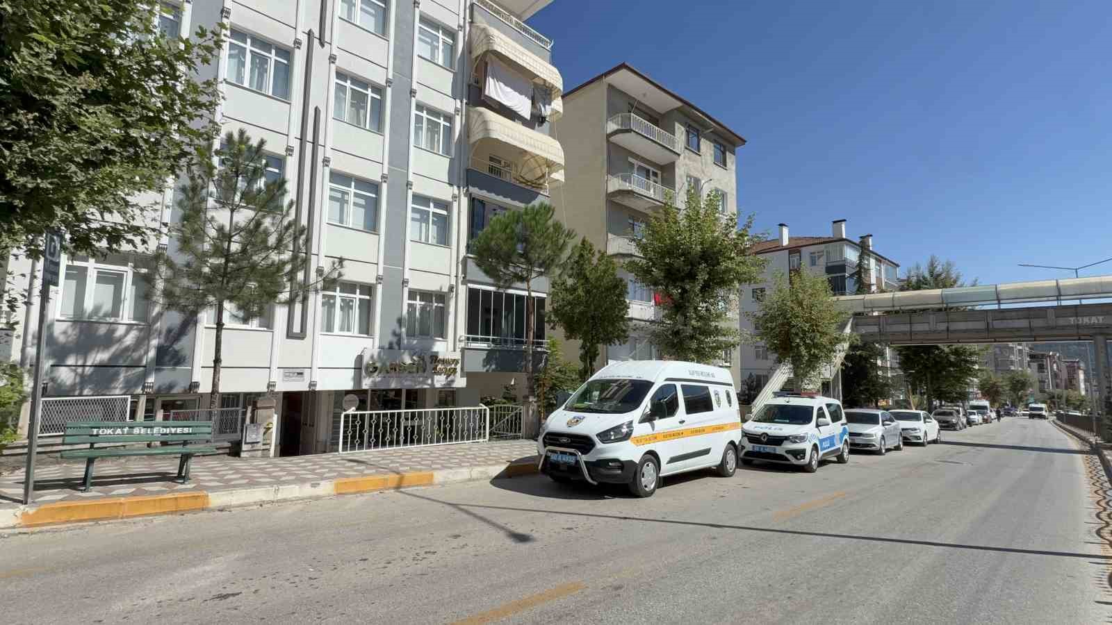 Tokat&rsquo;ta ikinci kattan d&uuml;şen yaşlı adam hayatını kaybetti