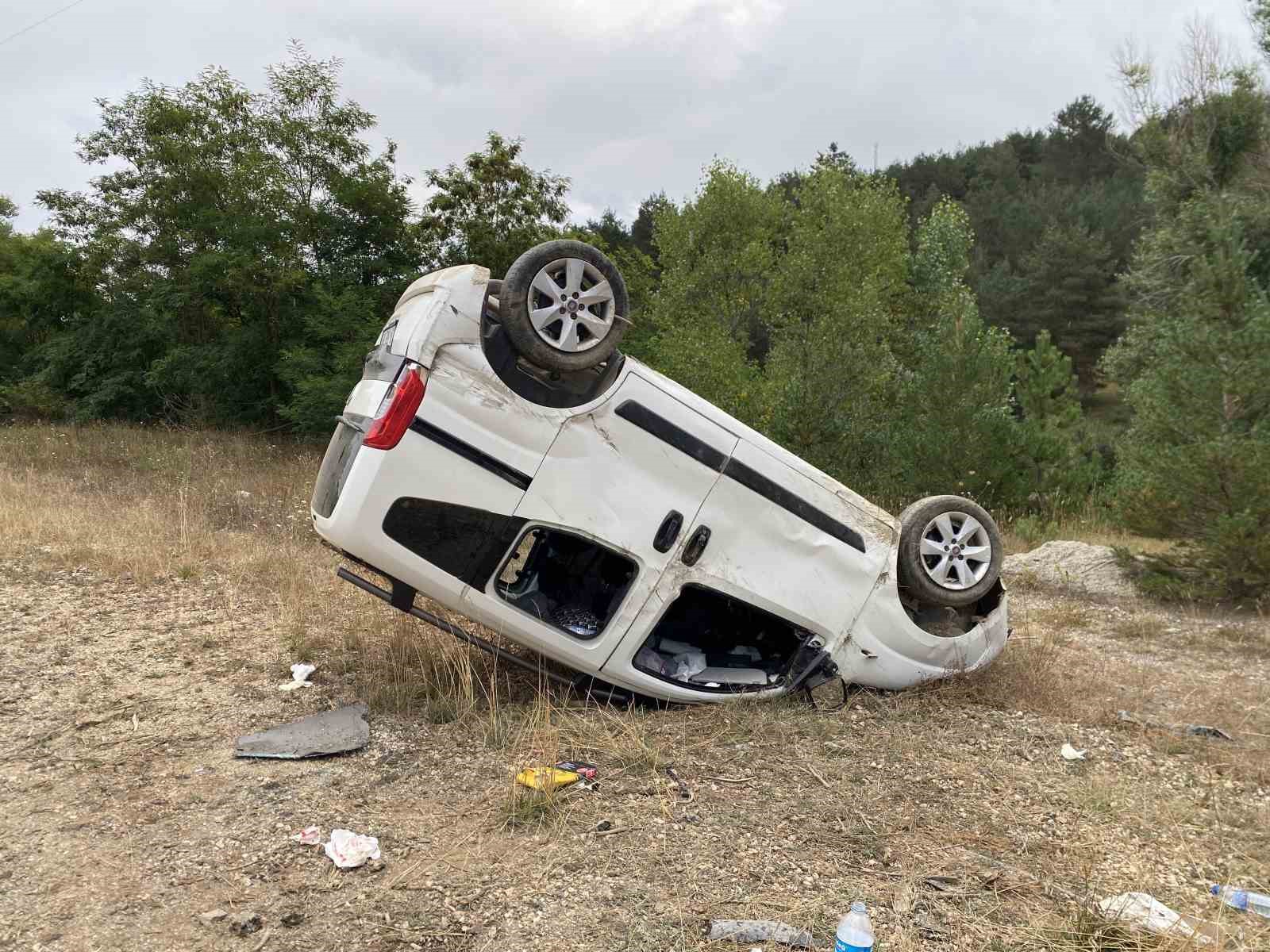 Kastamonu&rsquo;da hafif ticari ara&ccedil; takla attı: 4 yaralı