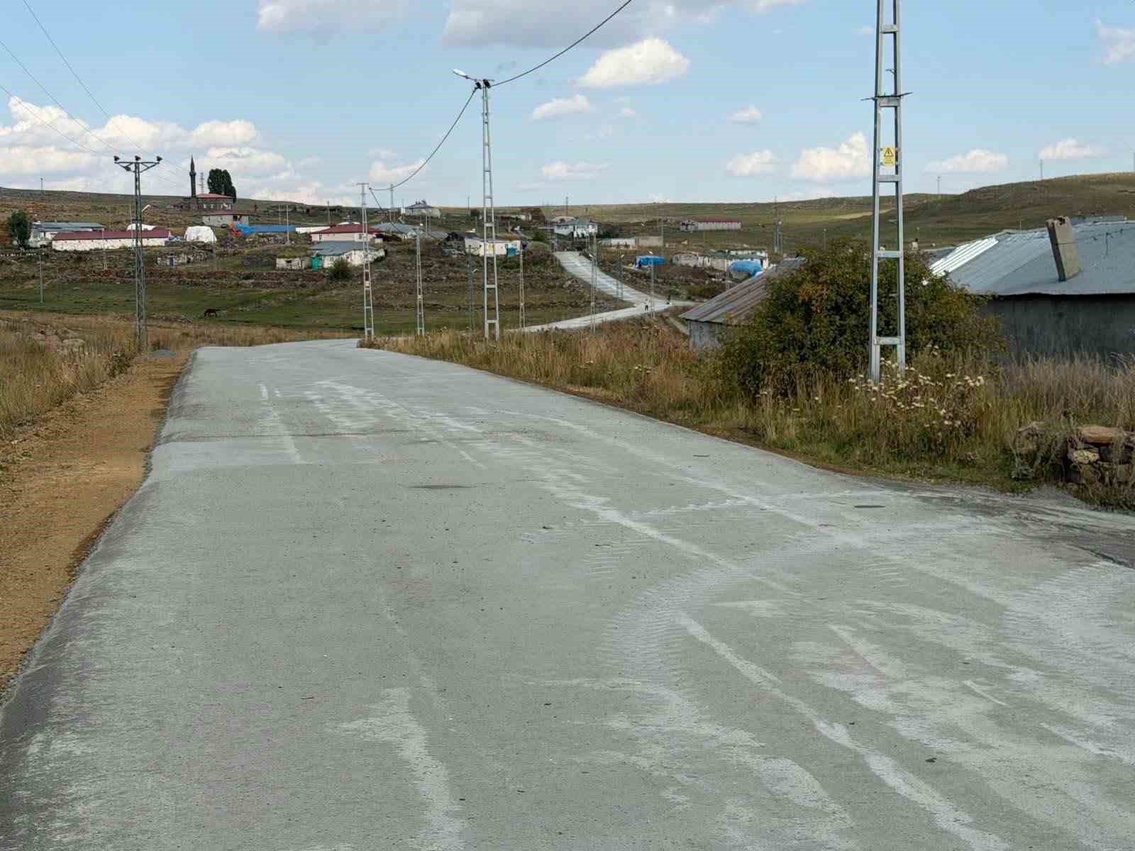 Vali Polat k&ouml;y yollarını inceledi, &ccedil;ocuklar yalnız bırakmadı