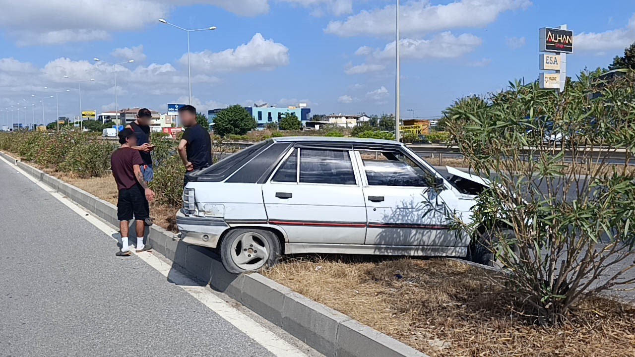 Manavgat&rsquo;ta kaza yapan ara&ccedil; ref&uuml;jde asılı kaldı