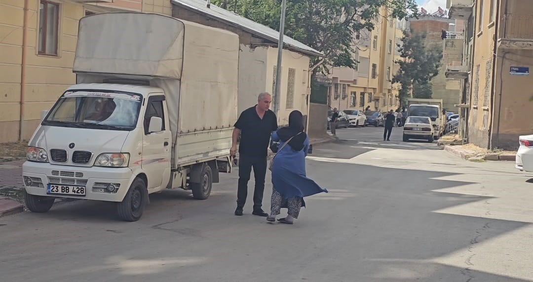Elazığ&rsquo;da dilenci operasyonu: Seyyar satıcı kılığına girerek ka&ccedil;maya &ccedil;alıştı