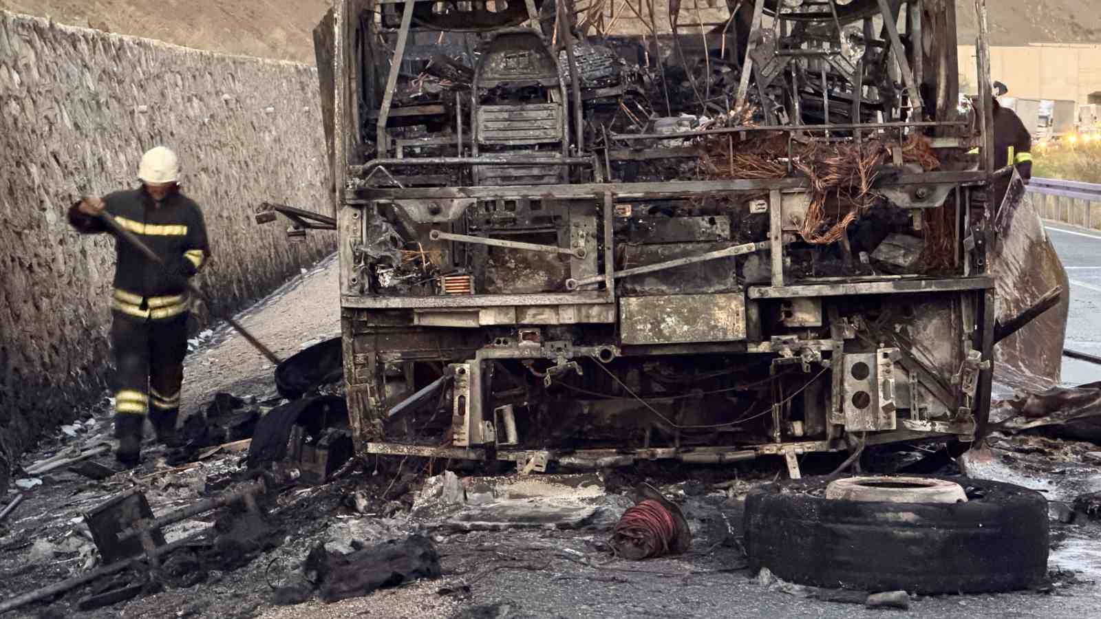 Erzincan-Sivas yolunda yolcu otobüsü alevlere teslim oldu
