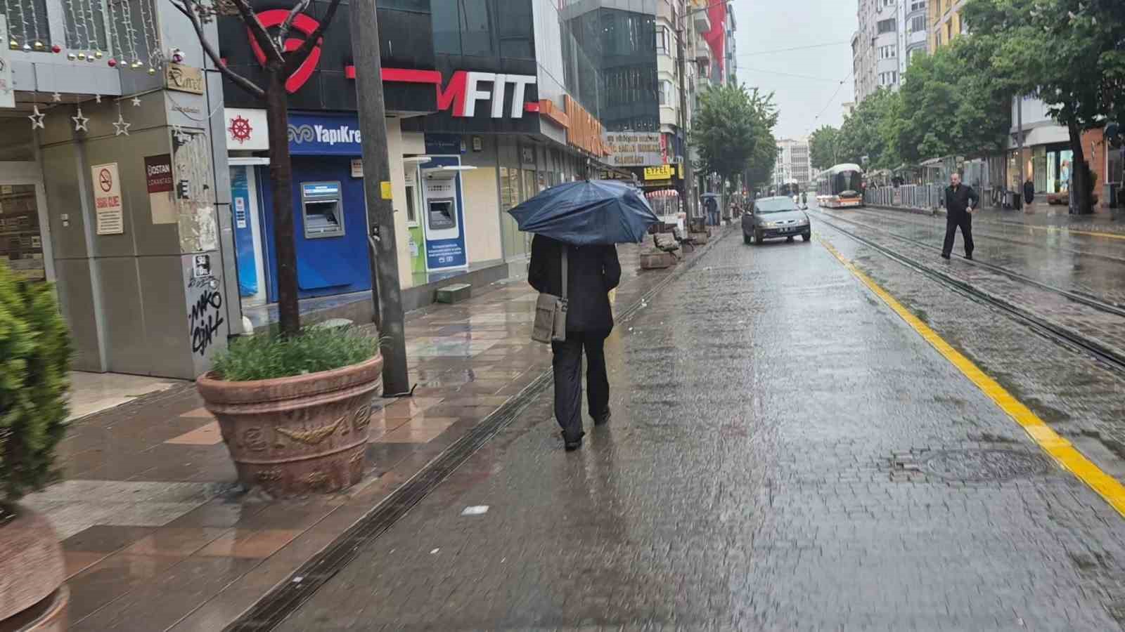 Eskişehir g&uuml;ne yağmurlu başladı