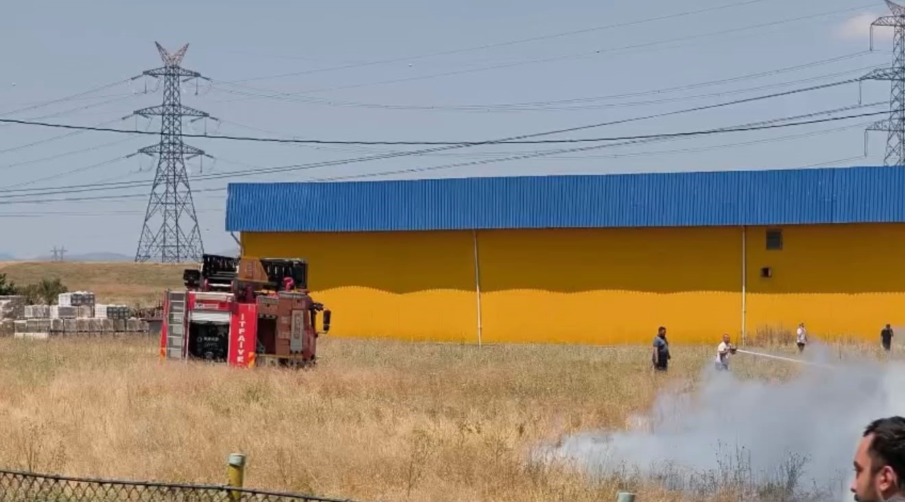 Anız yangınında zamanında m&uuml;dahale d&uuml;kkanları korudu