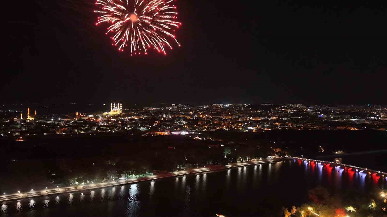 Edirne&rsquo;de 30 Ağustos Zafer Bayramı resepsiyonu: Meri&ccedil; Nehri&rsquo;nde havai fişek g&ouml;sterisi