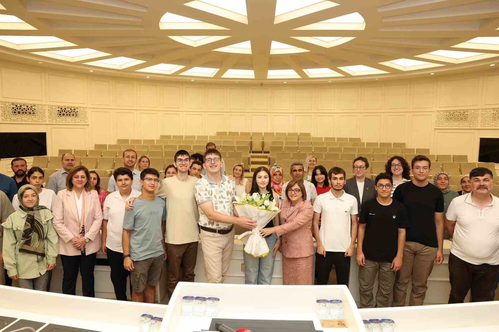 Şahin, g&ouml;n&uuml;l coğrafyası Bosna Hersek&rsquo;i gezen gen&ccedil;leri ağırladı