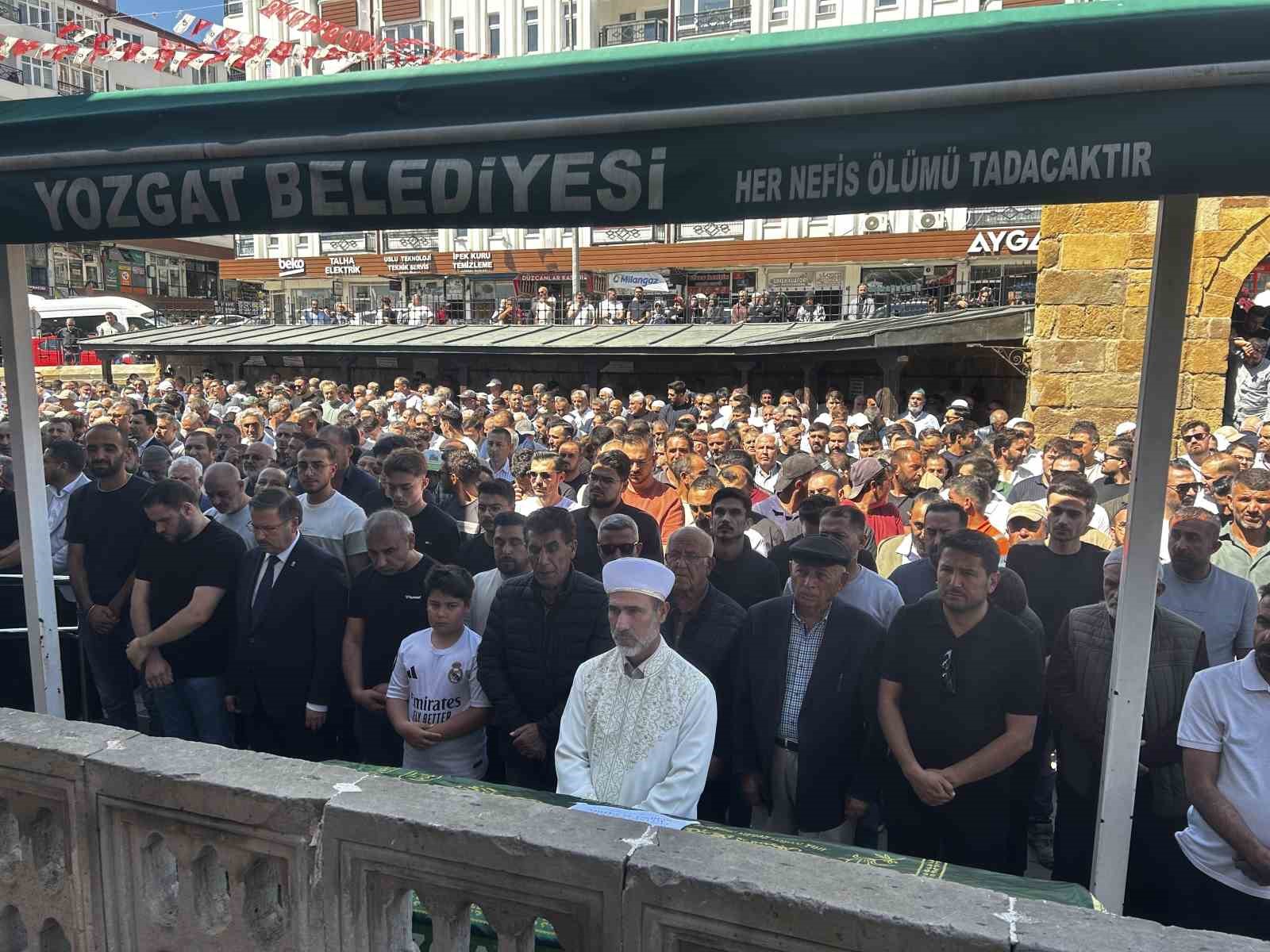 Motosiklet s&uuml;r&uuml;c&uuml;s&uuml; kazada hayatını kaybetti