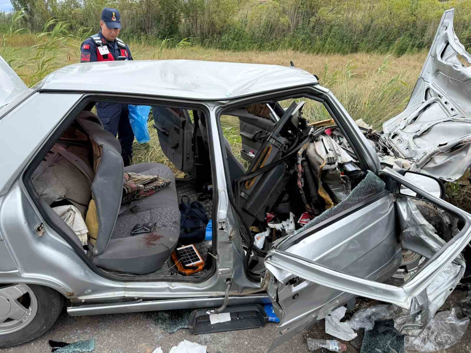Bayburt&rsquo;ta otomobille pikabın &ccedil;arpıştığı kazada 1 kişi &ouml;ld&uuml;, 4 kişi yaralandı