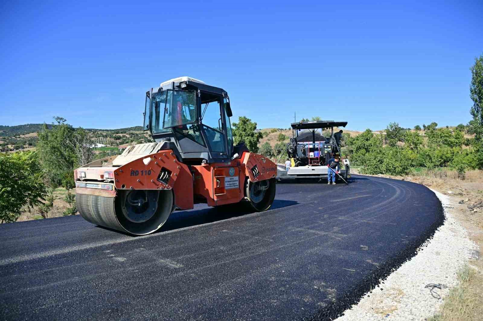 Manisa B&uuml;y&uuml;kşehir, Sarıg&ouml;l&rsquo;de 6 kilometrelik yolu sıcak asfaltla buluşturuyor