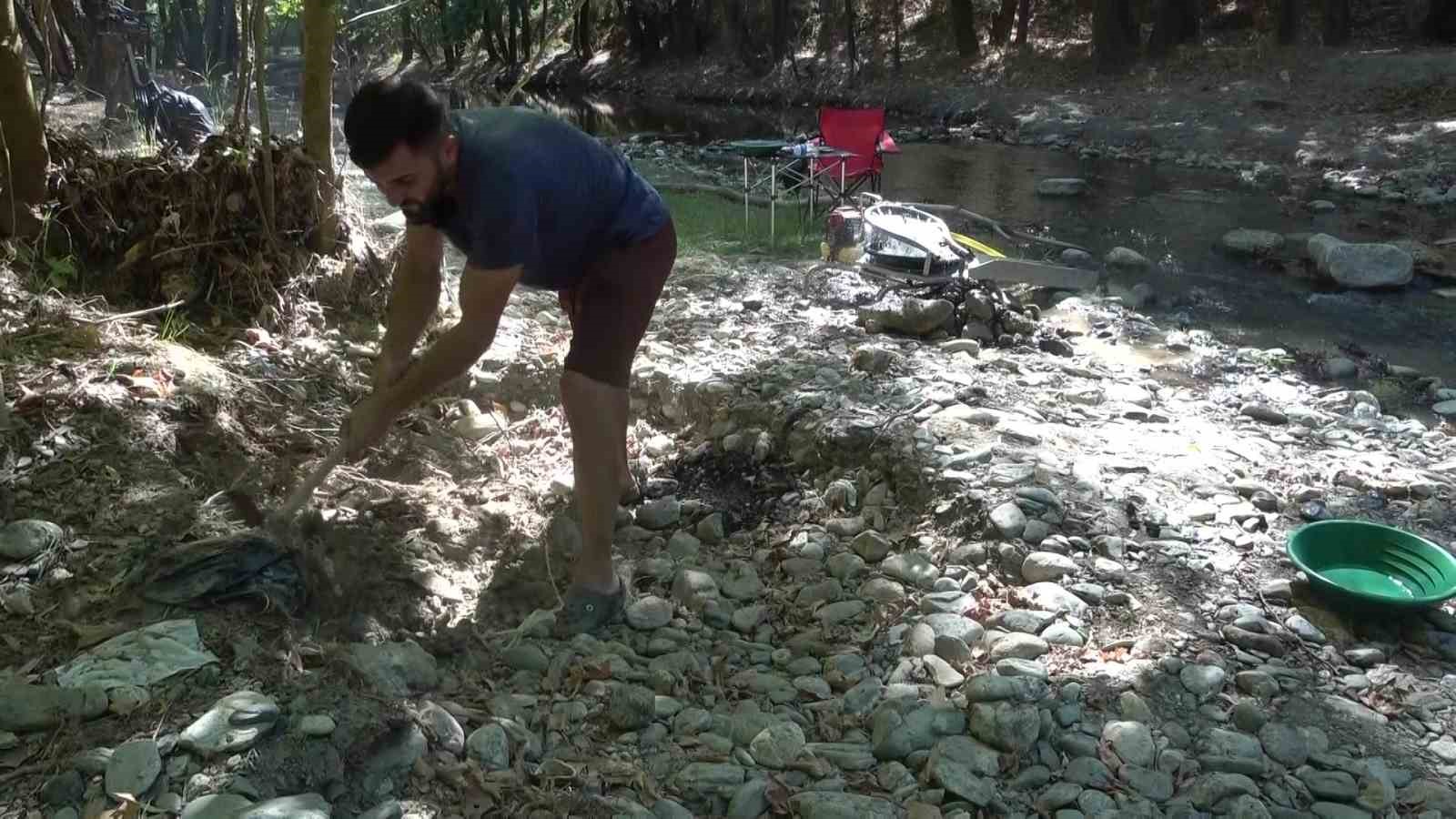 T&uuml;rkiye&rsquo;de altın &ccedil;ok arayan yok...Derelerde her g&uuml;n 5 gram altın &ccedil;ıkarıyorlar