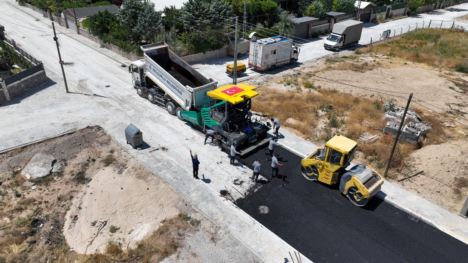 Asfalt sezonunda Sel&ccedil;uklu&rsquo;nun yol konforu artmaya devam ediyor