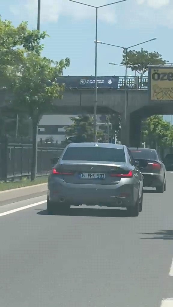 Trafikte tehlikeli seyreden s&uuml;r&uuml;c&uuml;ye 22 bin lira ceza