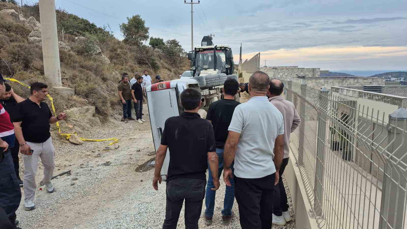 Devrilen kamyonetteki 15 yaşındaki s&uuml;r&uuml;c&uuml; hayatını kaybetti