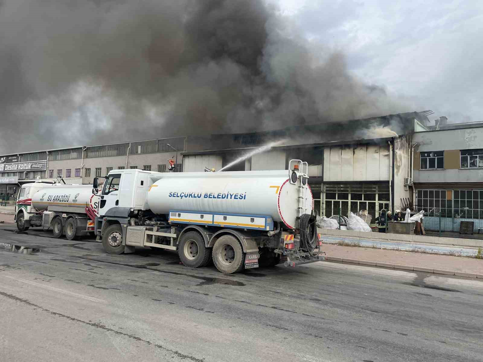 Mobilya fabrikasındaki yangın korkuttu