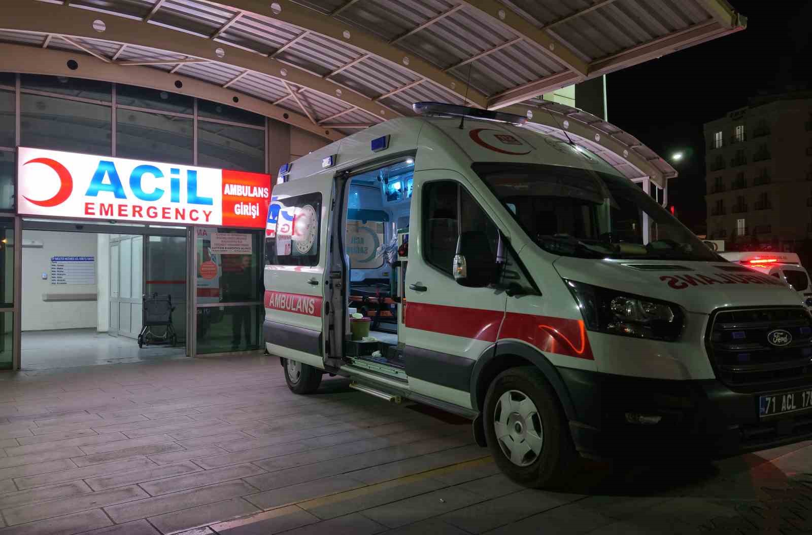 Bı&ccedil;aklı kavgada kan aktı: 2 arkadaş ağır yaralandı