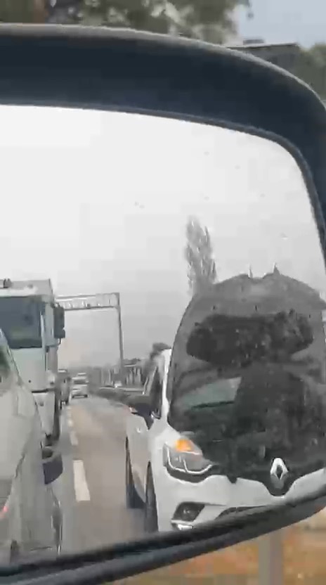 Bursa&rsquo;da seyir halindeki otomobilin kaputunu a&ccedil;arak tamir yaptı