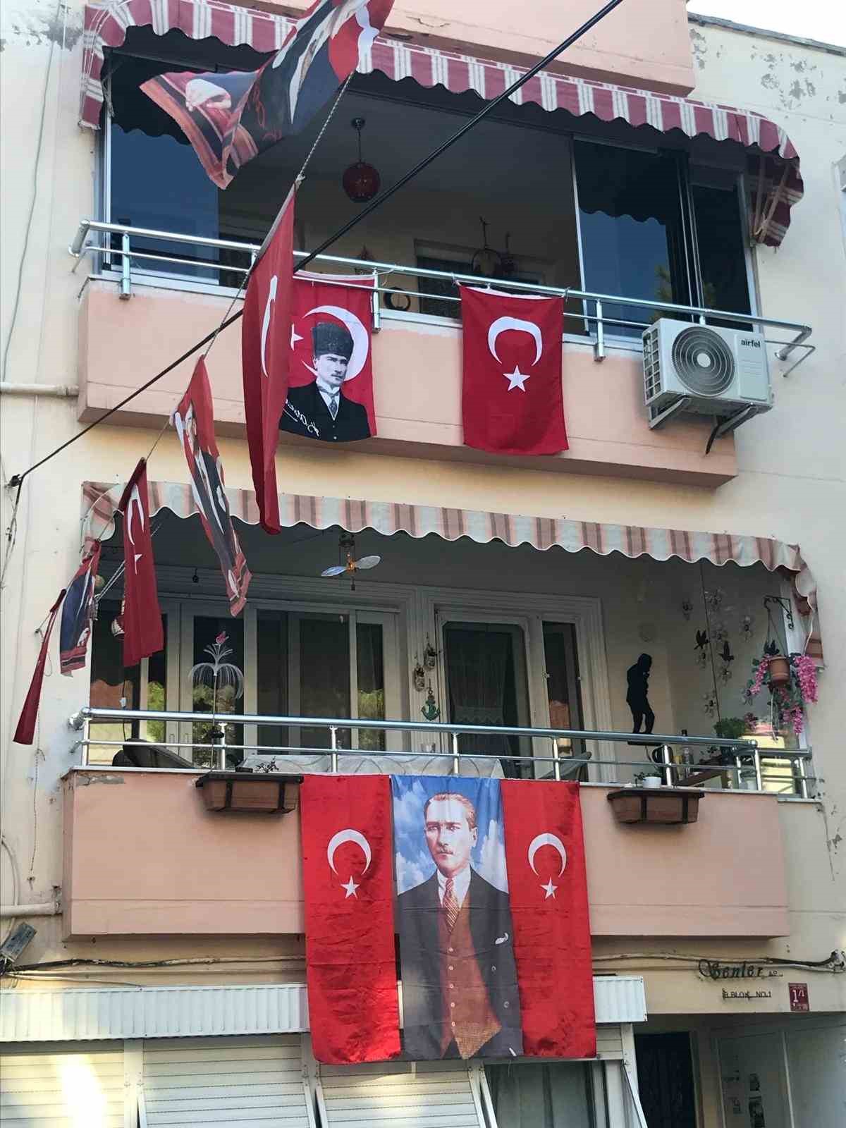Ayvalık-Sarımsaklı&rsquo;da Atat&uuml;rk ve Cumhuriyet sevgisi sokağa taşıyor