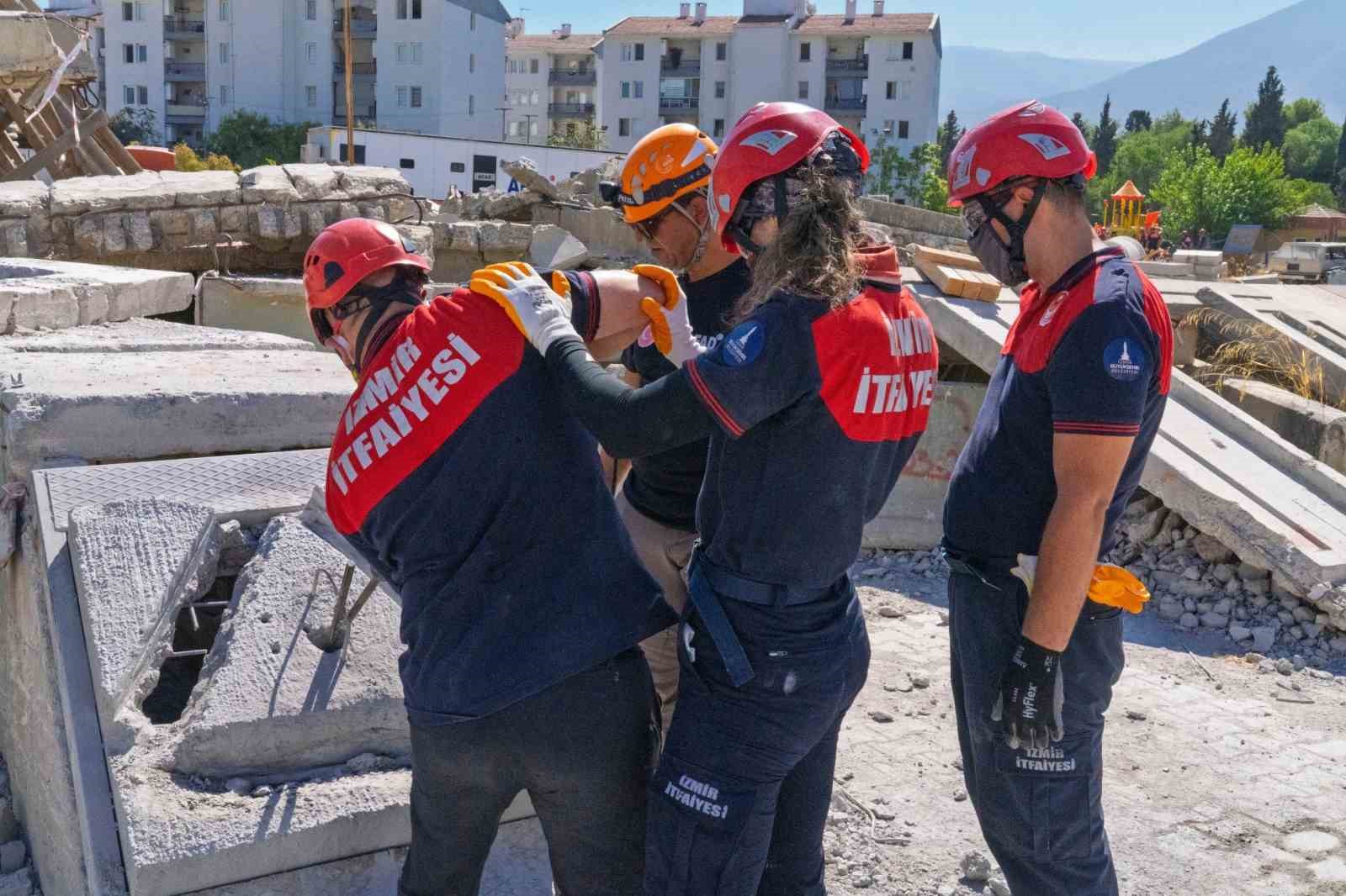 İzmir İtfaiyesi ağır arama kurtarmada g&uuml;&ccedil;leniyor