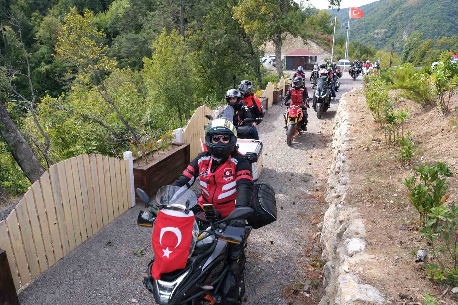 Motosiklet tutkunlarından "İstiklal" s&uuml;r&uuml;ş&uuml;